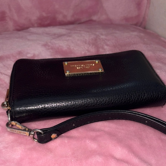 Michael Kors Jet Set Black Pebbled Leather Wristlet - Picture 4 of 10